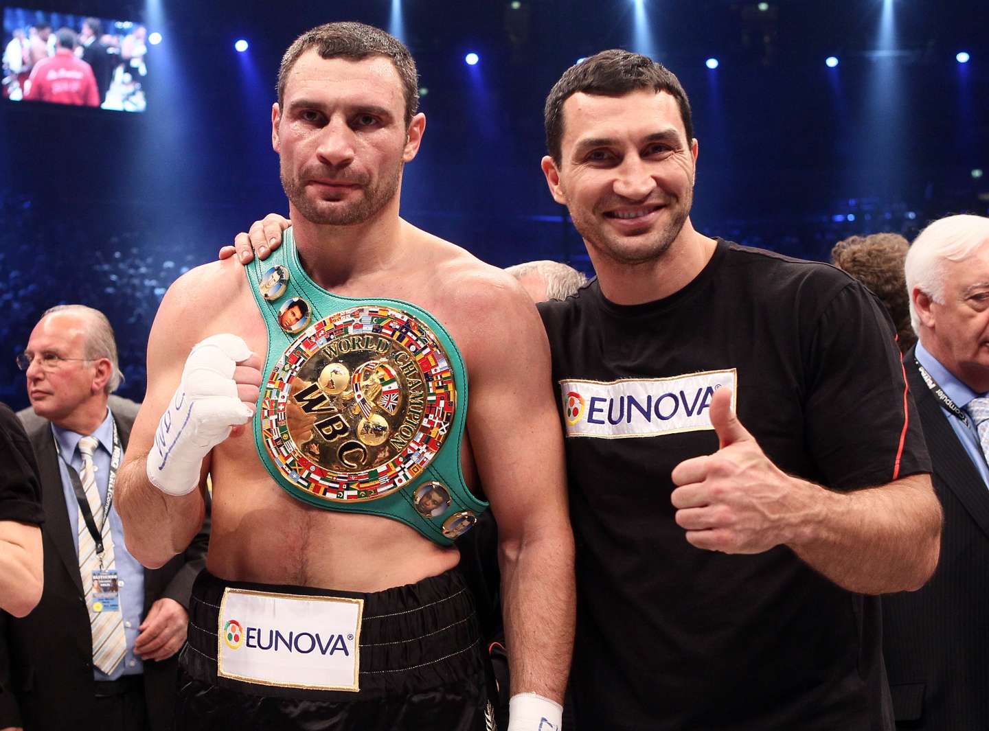 O mayor de Kiev, Vitali Klitschko, ex-campeão mundial de peso-pesado de boxe, e o irmão, Wladimir Klitschko , também ele ex-campeão de peso-pesado
