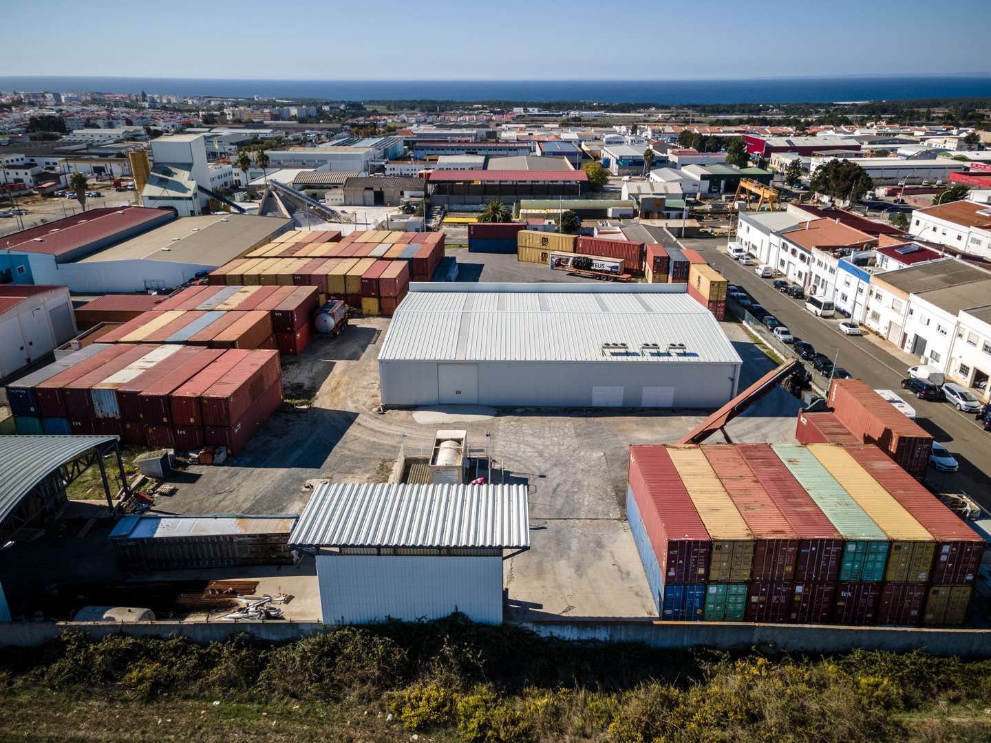 Reportagem em Sines: dezenas de contentores carregados de lixo provenientes de Itália, foram apreendidos no porto flúvial de Sines. Parte desses contentores foram para o aterro sanitário de Vila Nova de St. André, enquanto que a maioria ficou intacta ao ar livre, após se ter descoberto que havia lixo tóxico no seu interior. 26 de Setembro de 2022 Sines e Vila Nova de St. André TOMÁS SILVA/OBSERVADOR