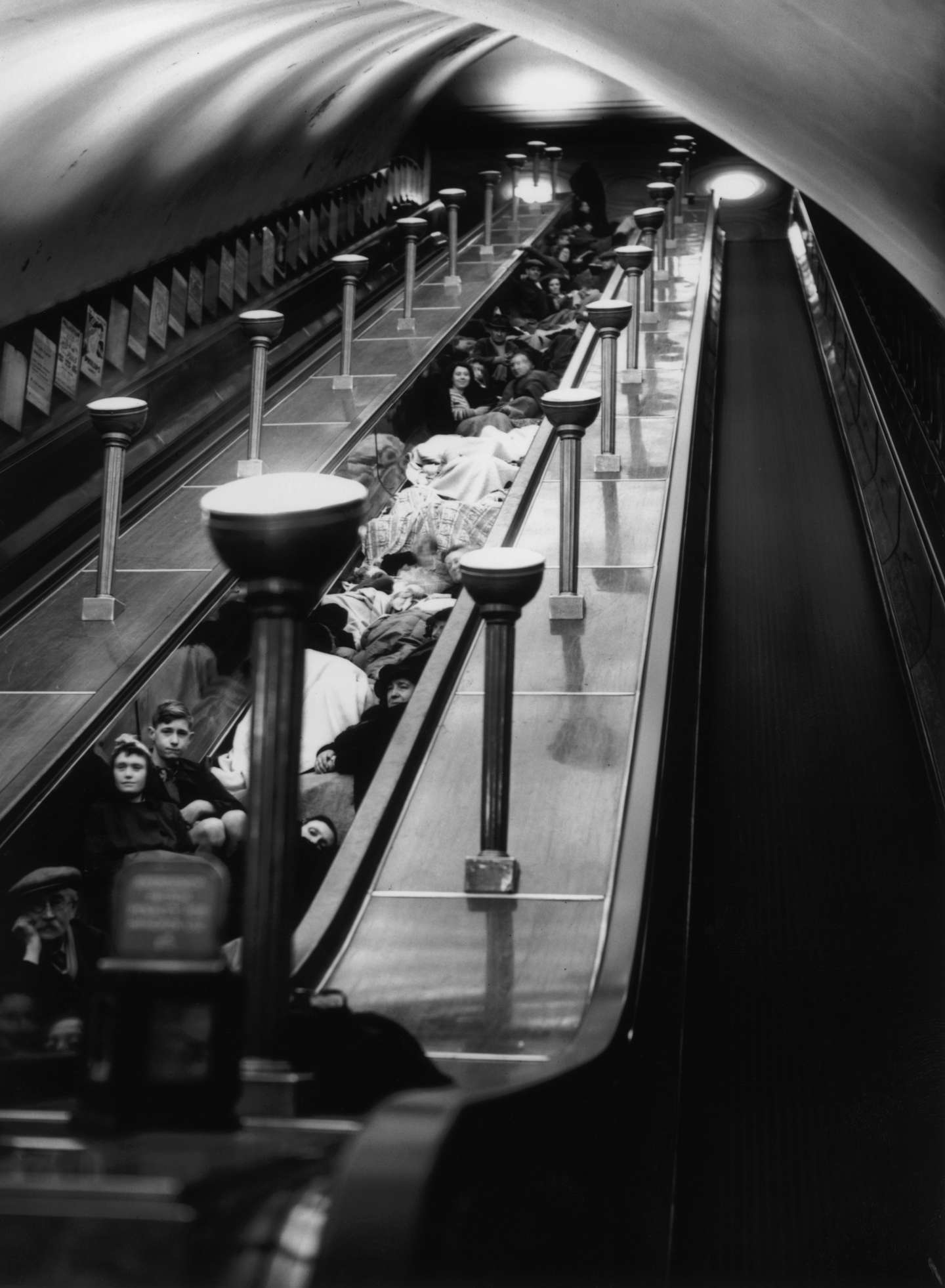 A população de Londres procura refúgio nas estações de metro durante o Blitz, em 1940