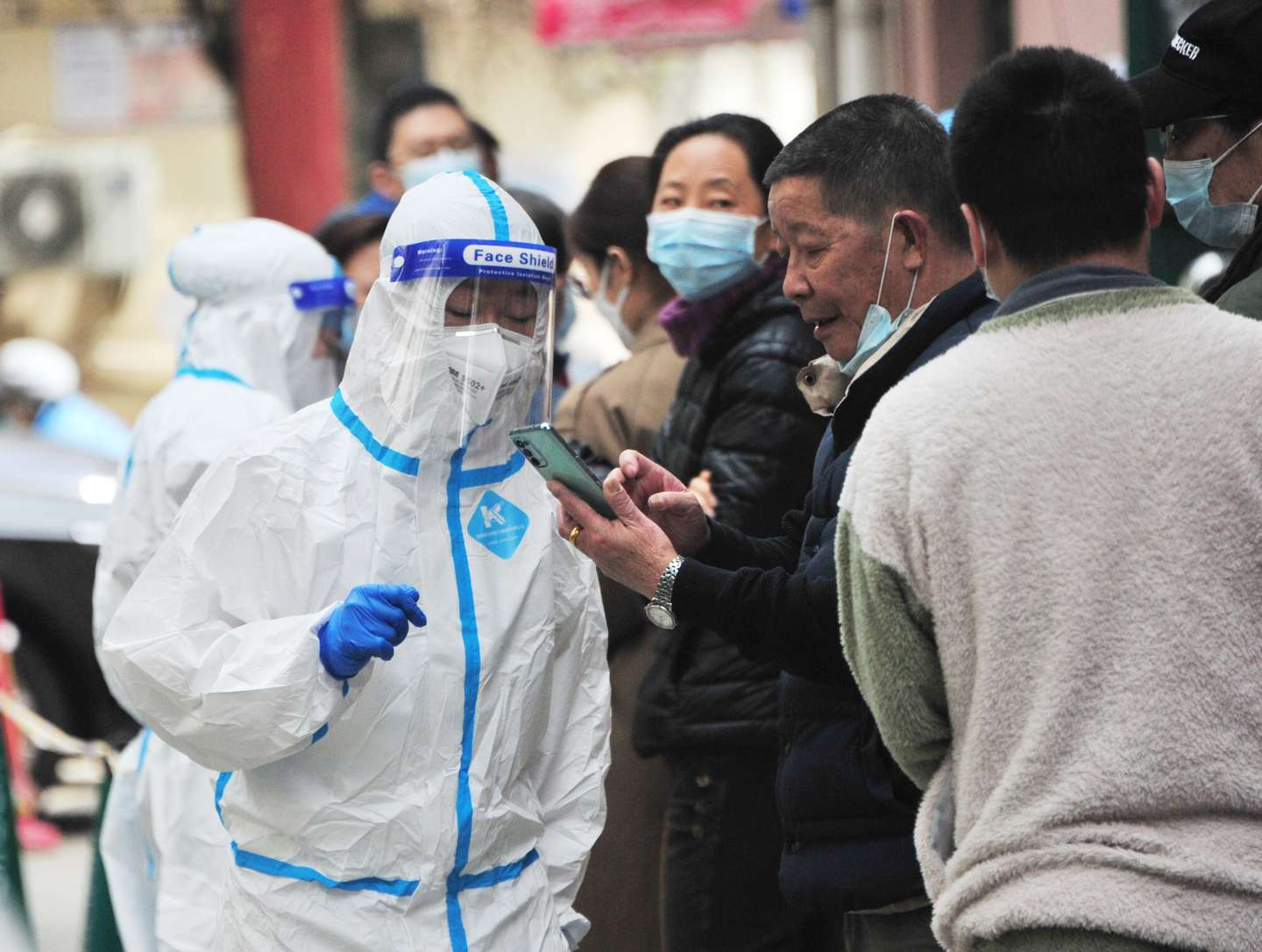 População está a ser testada. Nesta imagem, a fila é no distrito de Jinshan