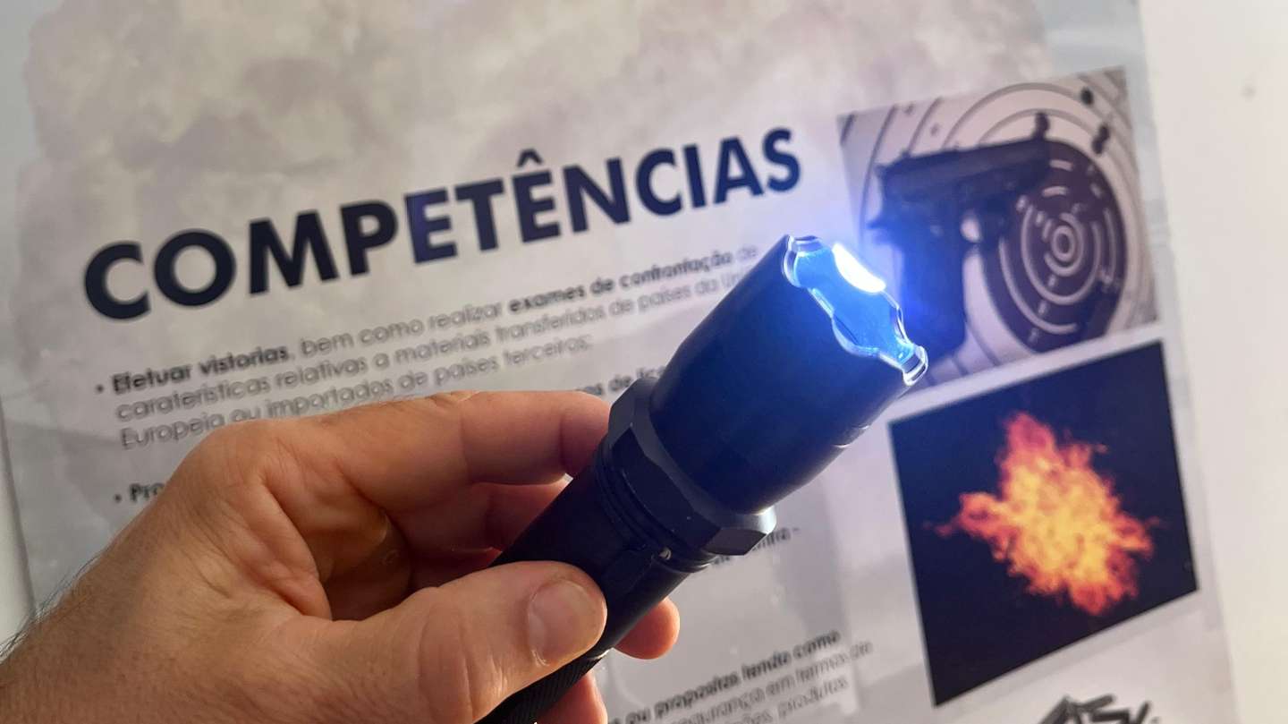 Taser dissimulado numa lanterna apreendido pela PSP