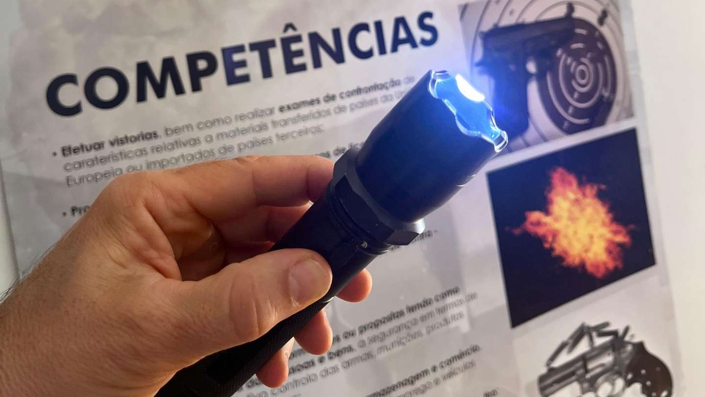 Taser dissimulado numa lanterna apreendido pela PSP