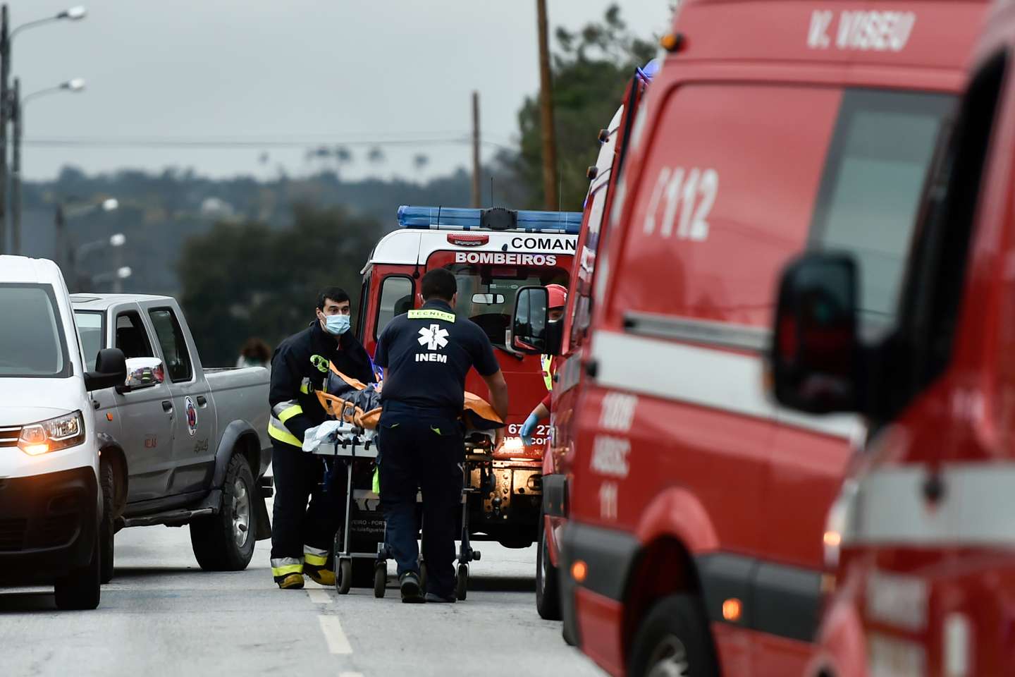 Bombeiros no local onde ocorreu um incêndio esta tarde numa casa em Vale de Madeiros, no concelho de Nelas, seguido de explosões, e que provocou vários feridos, Viseu, 16 de fevereiro de 2022. NUNO ANDRÉ FERREIRA/LUSA