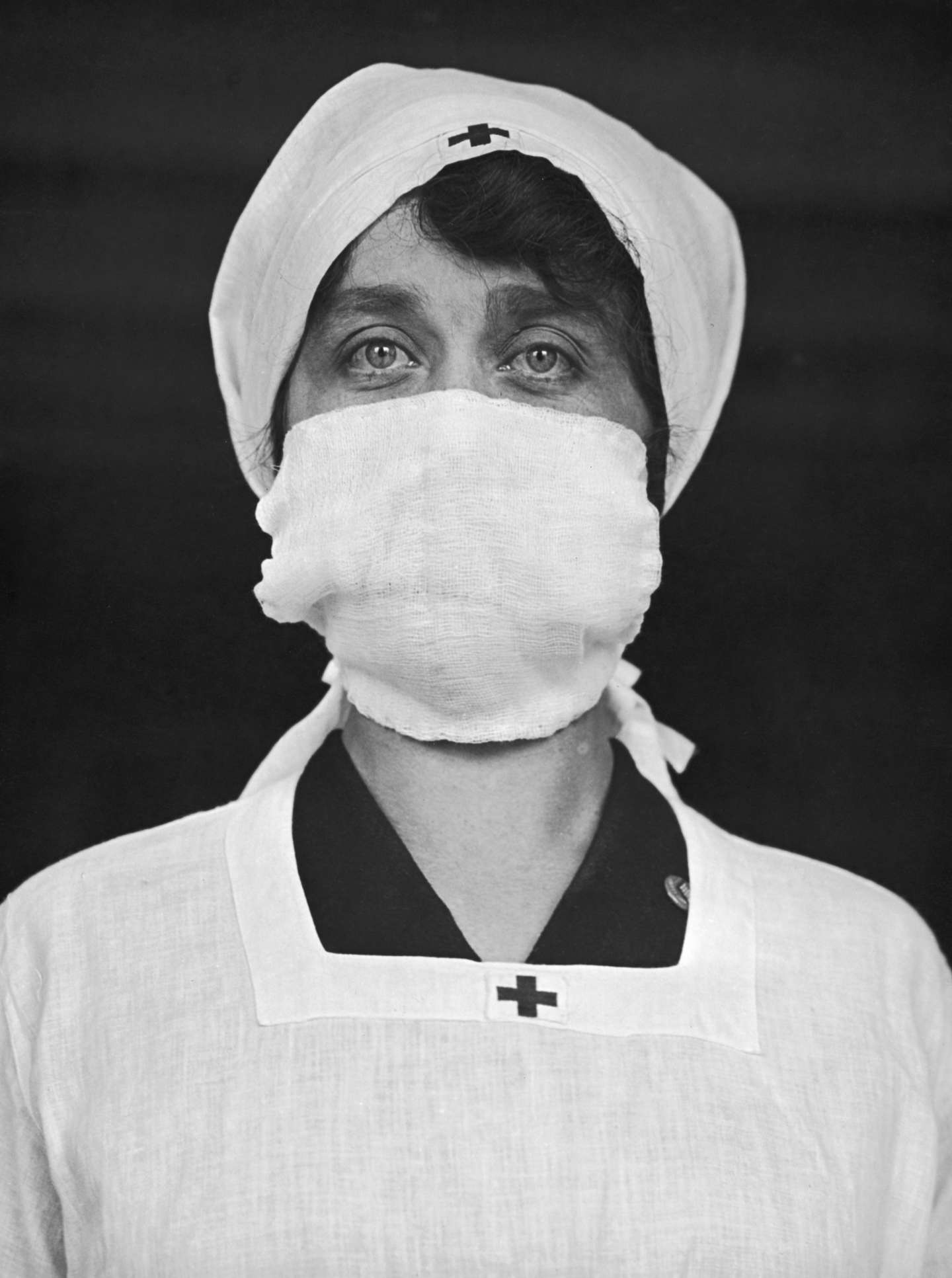 Durante a Gripe Espanhola, em 1918, foram adotadas medidas sanitárias semelhantes às de hoje, como o uso de máscara e a realização de atividades ao ar livre