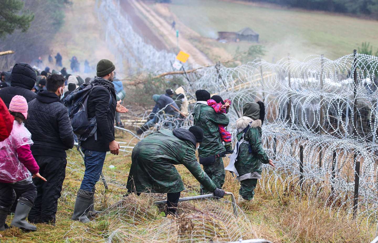 Migrantes encaminhados na fronteira Bielorrússia com a Polónia
