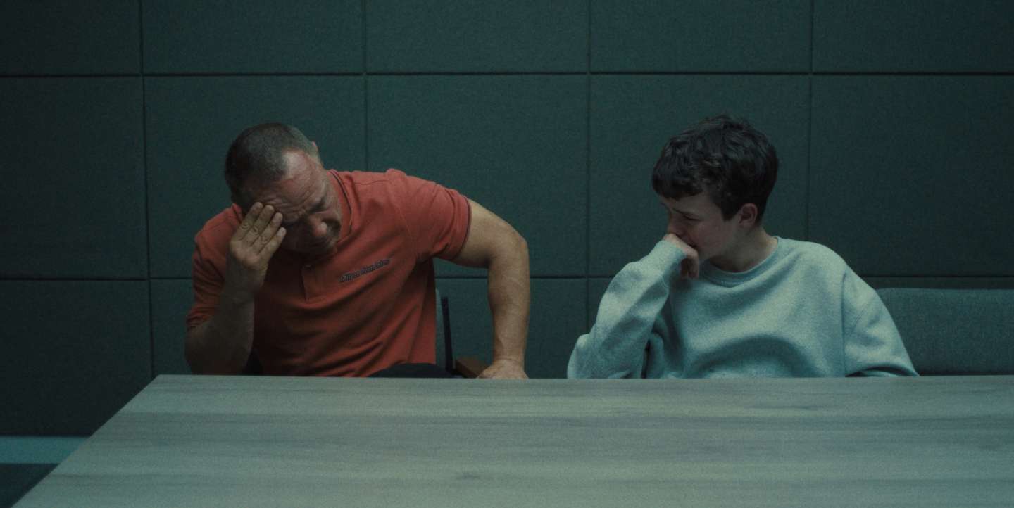 Stephen Graham (à esquerda) é um dos argumentistas da série e interpreta o pai ("Eddie") de Jamie, à direita (papel desempenhado pelo estreante Owen Cooper)