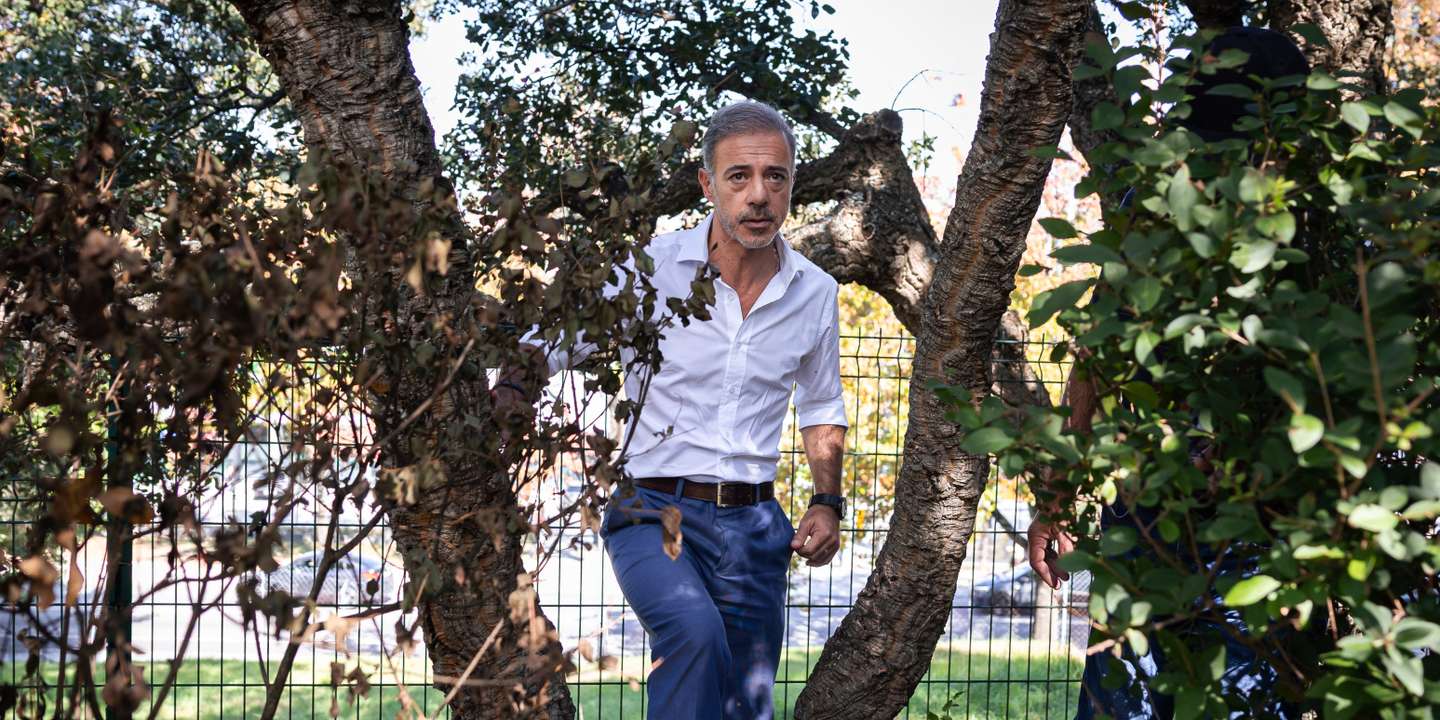 Pedro Duarte surge por entre dois arbustos num pequeno espaço de relva, junto a um jardim de infância, onde alguns toxicodependentes consumem droga ou dormem.