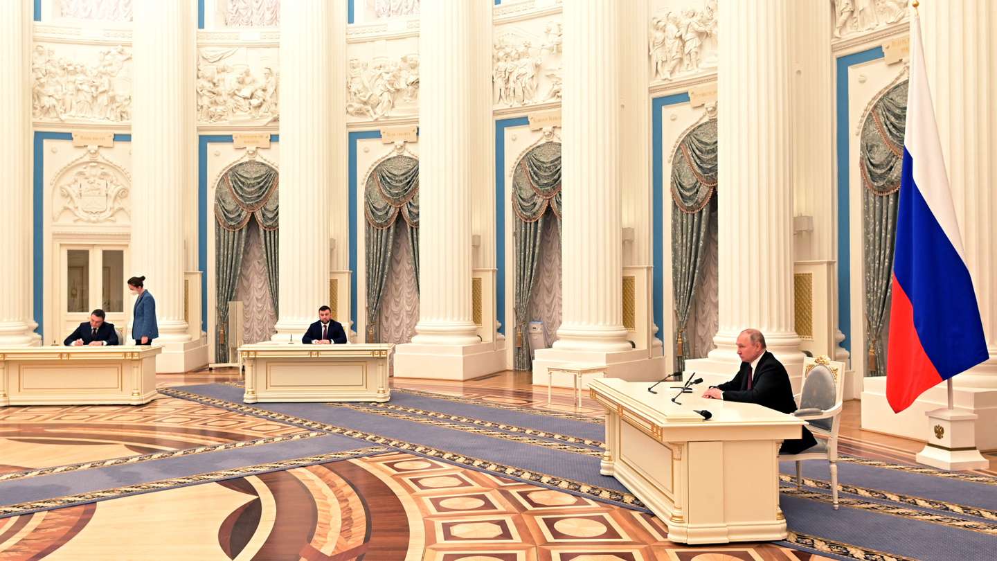 Russian President Putin signs decrees to recognize independence of Donetsk and Lugansk People's Republics