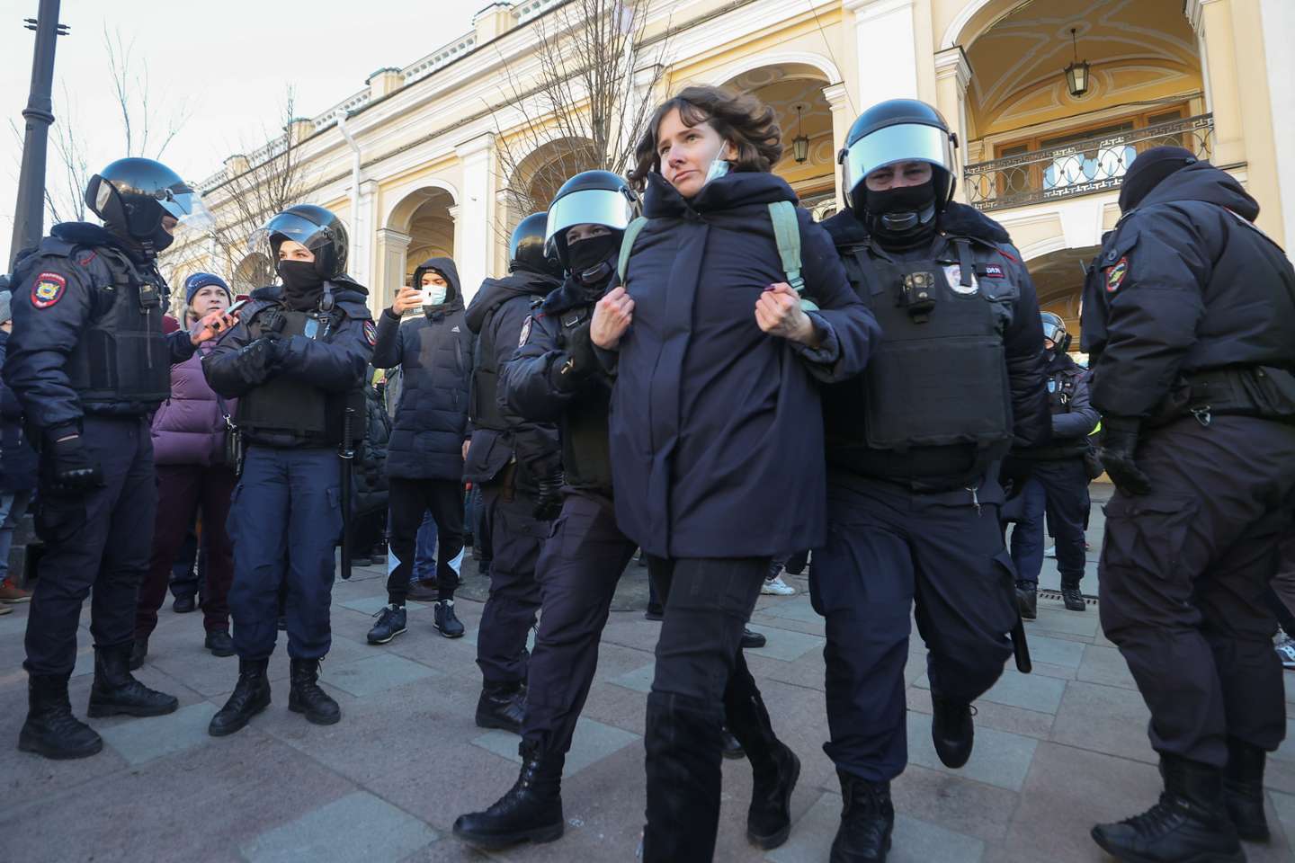 Manifestantes contra a invasão russa da Ucrânia são detidos pela polícia da Rússia, em São Petersburgo