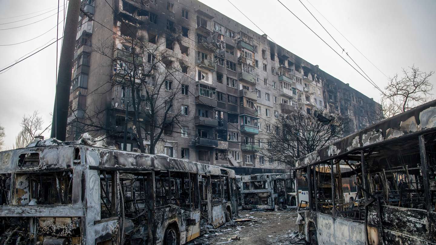 A line of buses placed by Ukrainian Azov Battalion defenders