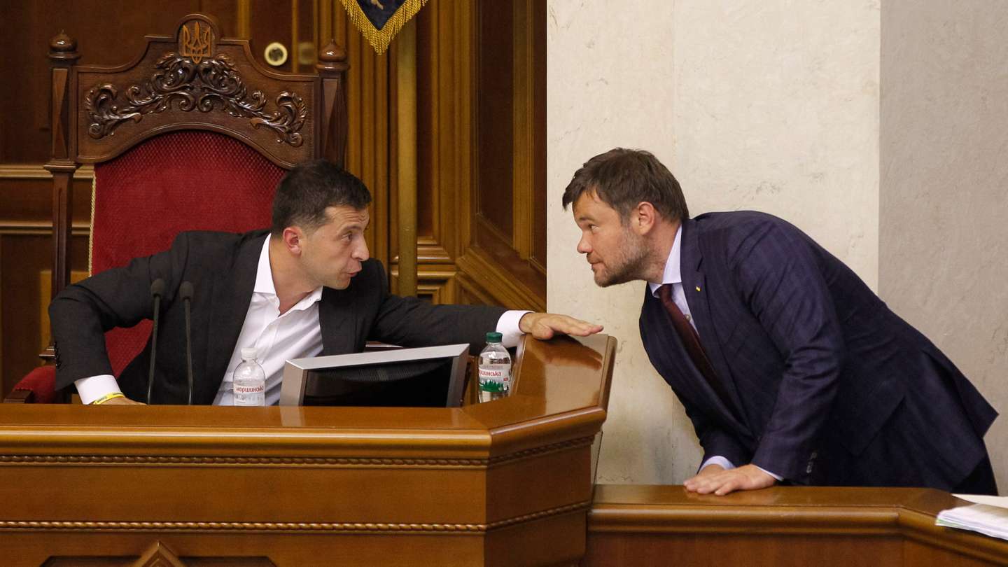 President of Ukraine Volodymyr Zelensky (L) and the Head of