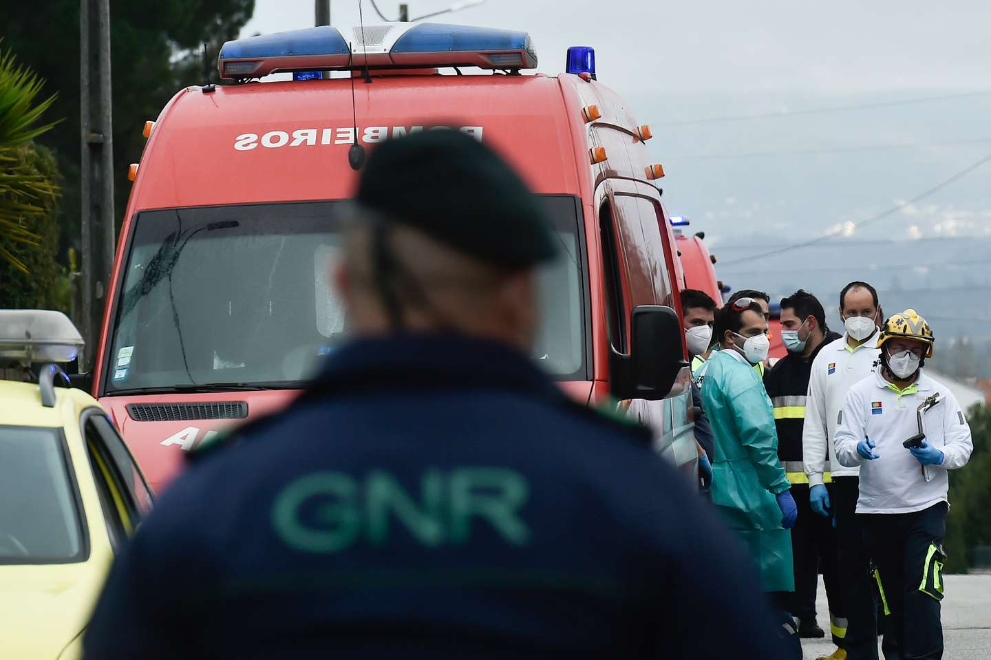 Bombeiros no local onde ocorreu um incêndio esta tarde numa casa em Vale de Madeiros, no concelho de Nelas, seguido de explosões, e que provocou vários feridos, Viseu, 16 de fevereiro de 2022. NUNO ANDRÉ FERREIRA/LUSA