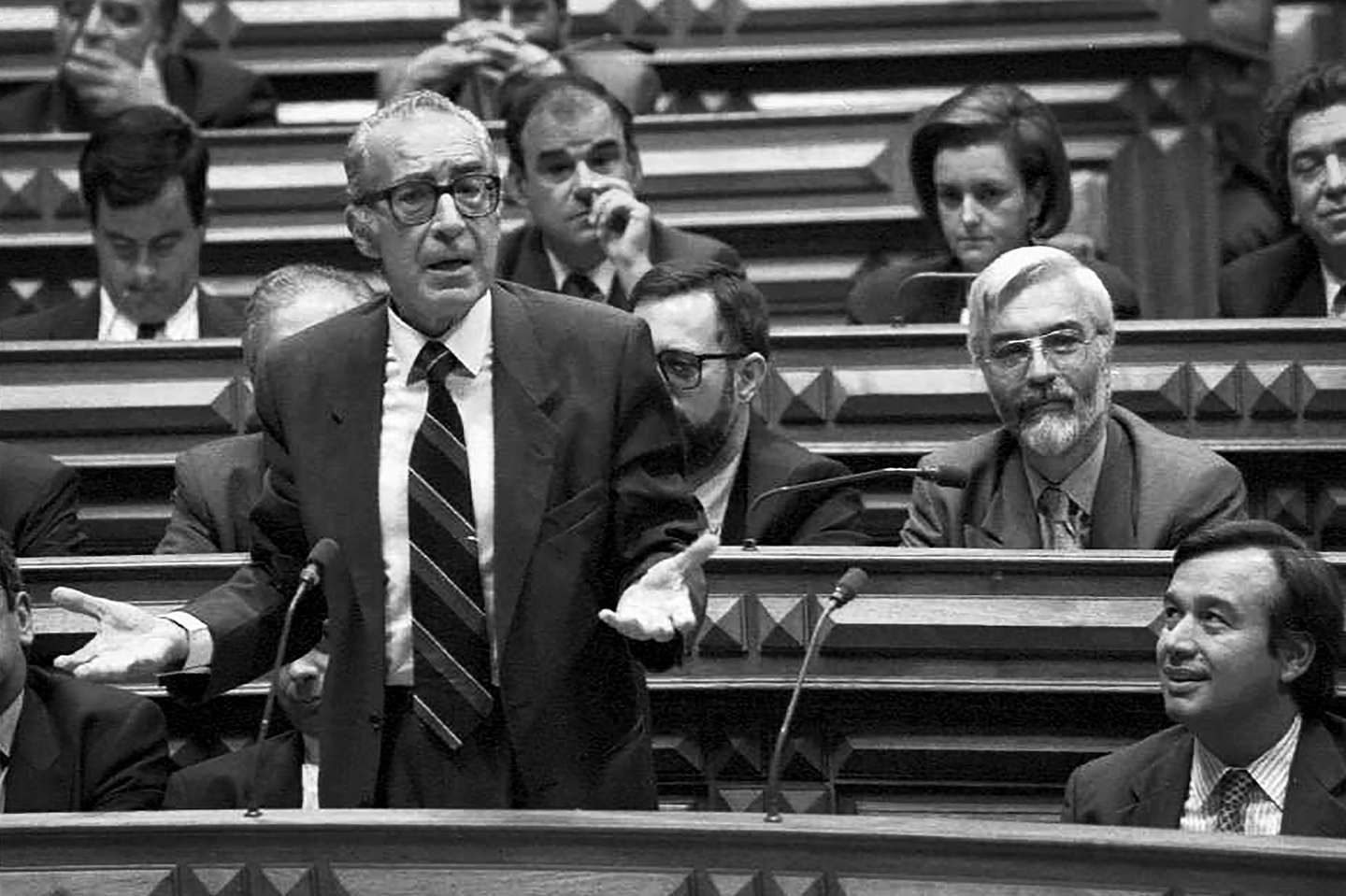 Almeida Santos , Presidente do Grupo Parlamentar do PS , Partido Socialista , questiona os deputados do PSD , Partido Social Democrata , no hemiciclo