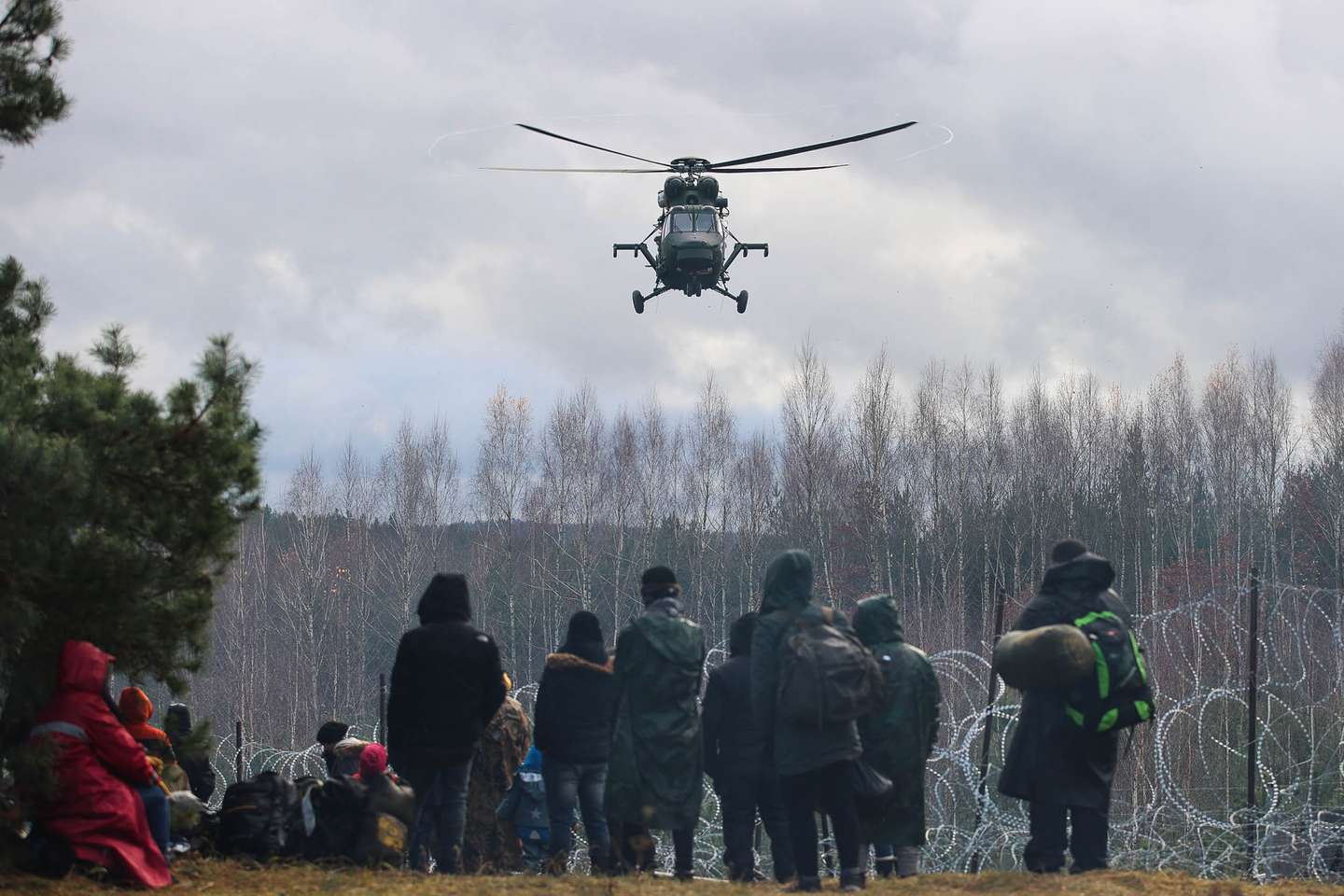 Migrantes encaminhados na fronteira Bielorrússia com a Polónia