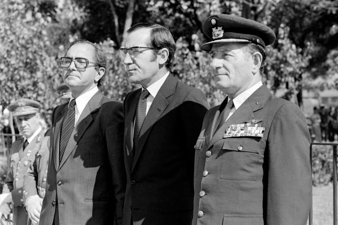 O Presidente da República, General Ramalho Eanes (C), acompanhado por Rui Machete (E), ministro da Defesa, e pelo chefe de estado maior das Forças Arrmadas, general Lemos Ferreira, na cerimónia da condecoração do estandarte do Regimento de Comandos Portugueses, na Amadora, a 29 de junho de 1985. Luís Vasconcelos / Lusa