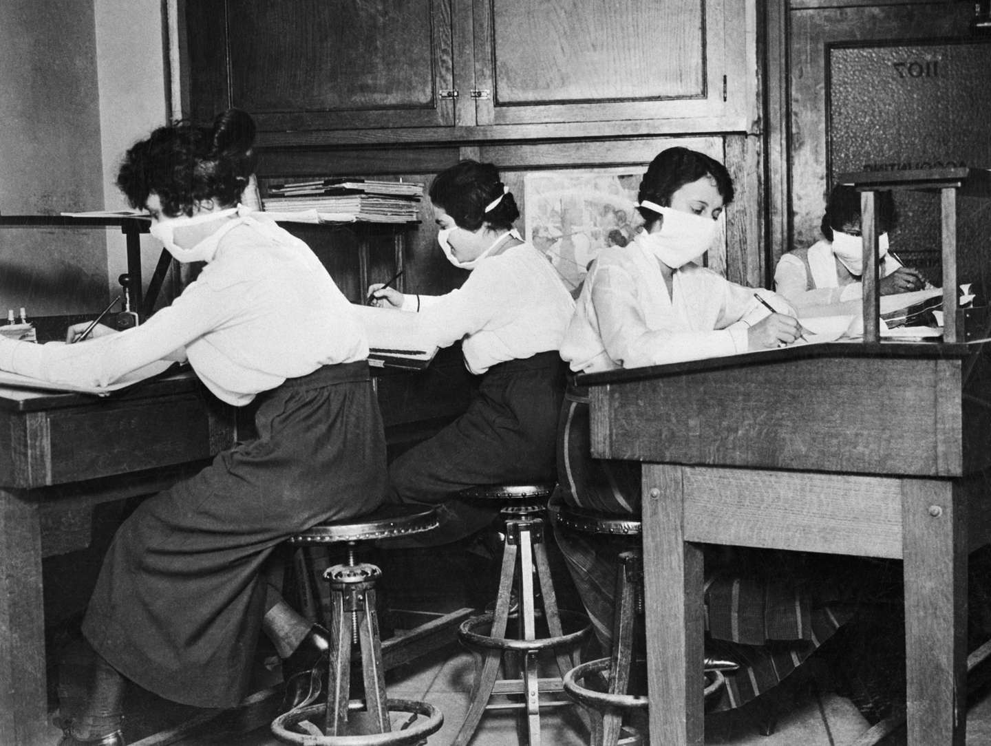 Durante a Gripe Espanhola, em 1918, foram adotadas medidas sanitárias semelhantes às de hoje, como o uso de máscara e a realização de atividades ao ar livre