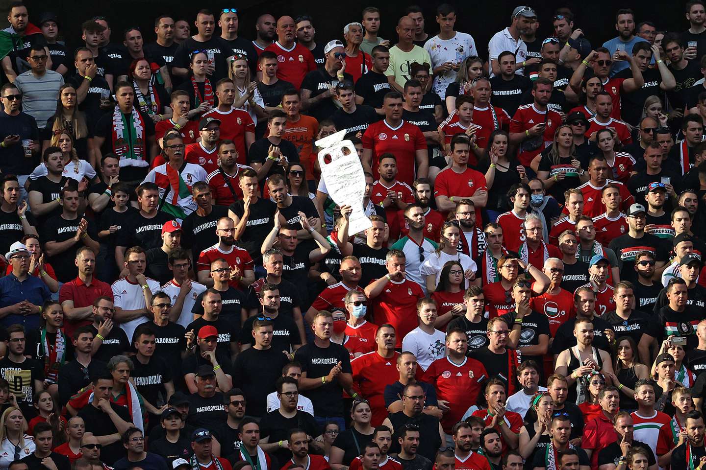 TOPSHOT-FBL-EURO-2020-2021-MATCH11-HUN-POR-FANS