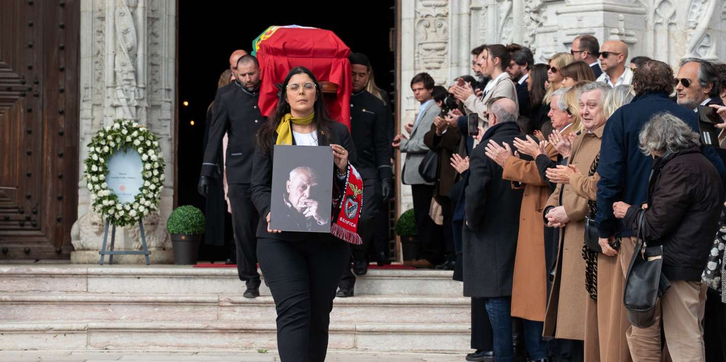 As lágrimas deram lugar a sorrisos na saída da urna do Mosteiro dos Jerónimos, quando o hino do Benfica foi cantado pelos presentes