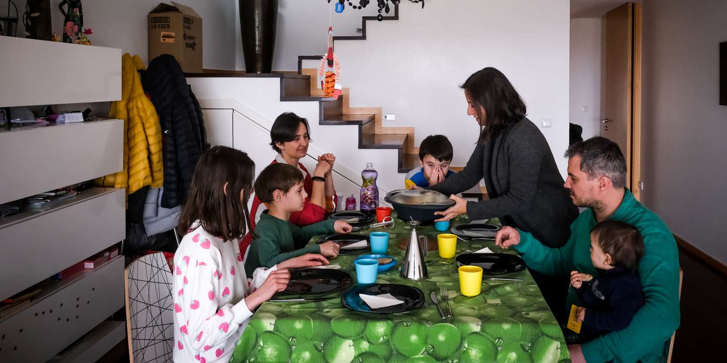 Miriam, Eliézer e os filhos Luca e Isa acolheram Hannah, Vira e Yukhym, acabados de chegar de Mel'nyky, no seu T3 duplex em Espinho