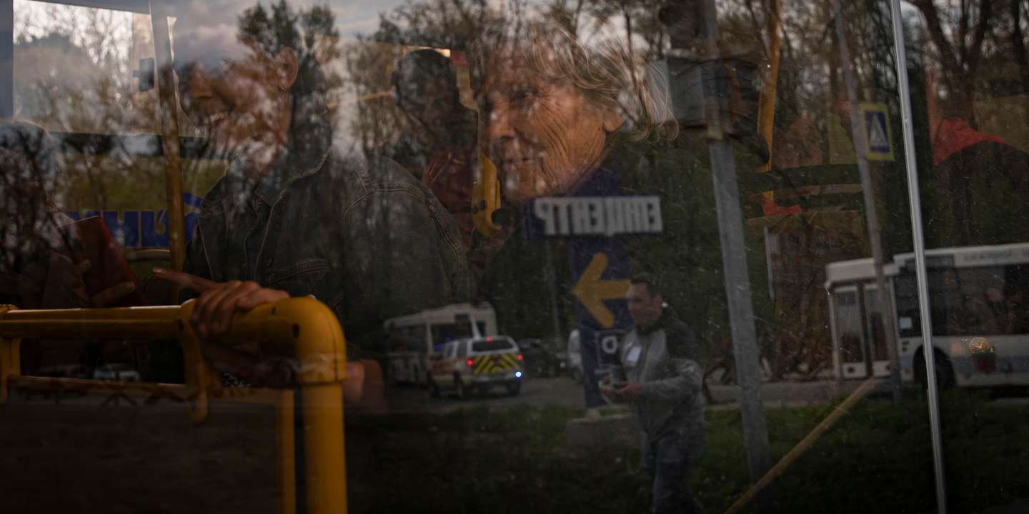 Imagem da chegada a Zaporíjia dos primeiros civis retirados de Azovstal, ainda dentro do autocarro, no dia 3 de maio