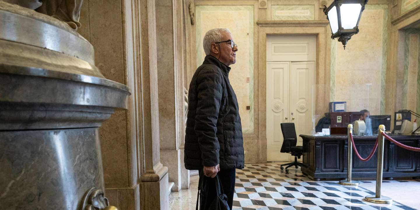 Anastácio Alves espera por uma decisão da PGR depois de se tentar entregar às autoridades. Em pé e de mochila na mão esperou cerca de uma hora até à decisão