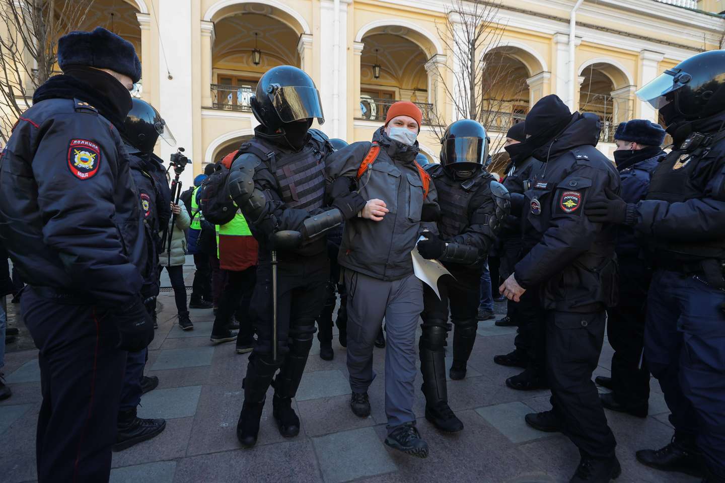 Manifestantes contra a invasão russa da Ucrânia são detidos pela polícia da Rússia, em São Petersburgo