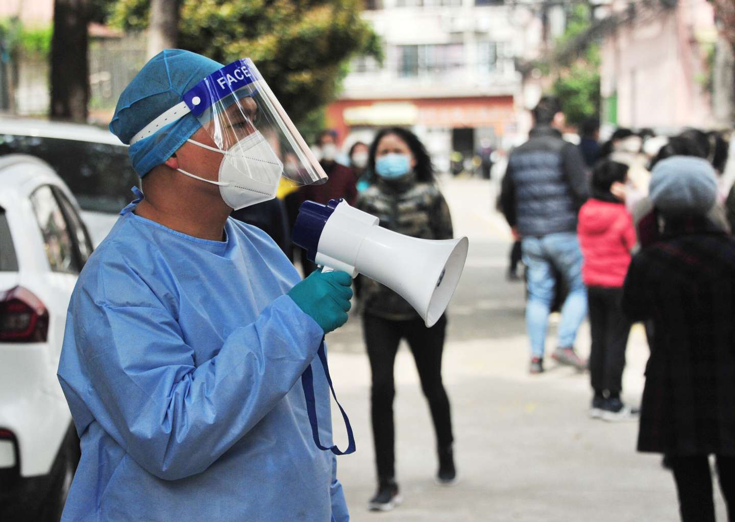 População está a ser testada. Nesta imagem, a fila é no distrito de Jinshan