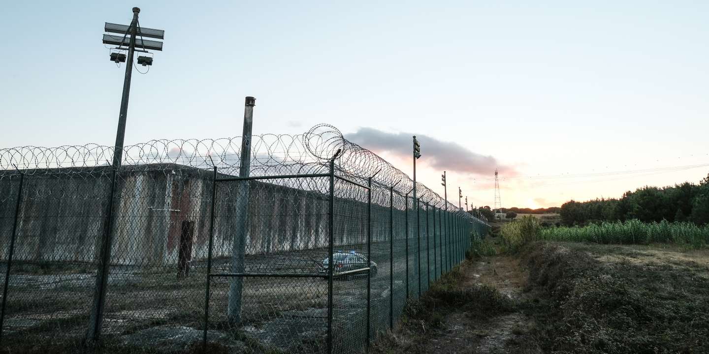 Os cinco reclusos conseguiram saltar os dois muros da prisão de Vale de Judeus. Acredita-se que rede tenha sido cortada por alguém que estava a ajudar a partir do exterior