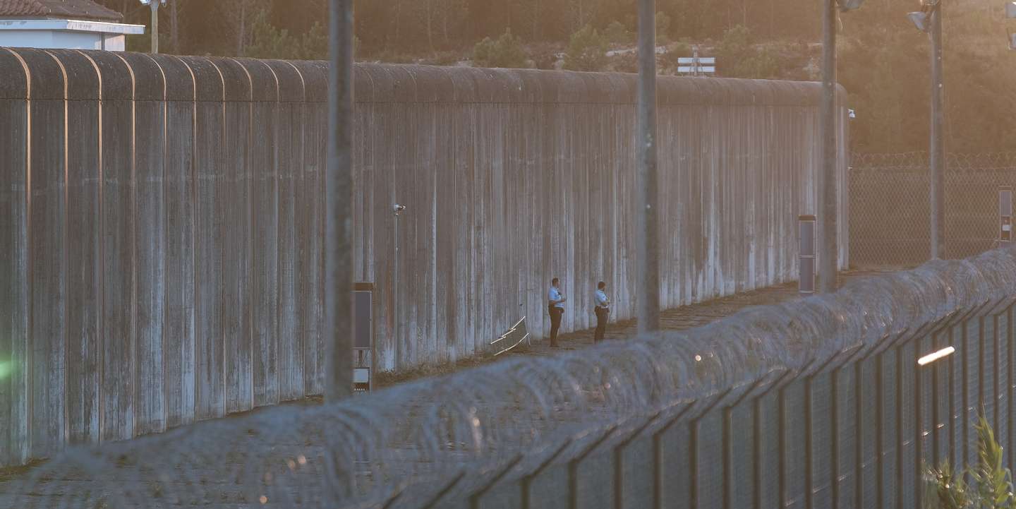 O muro da prisão (que é rodeado de uma rede) tem cerca de 8 metros de altura