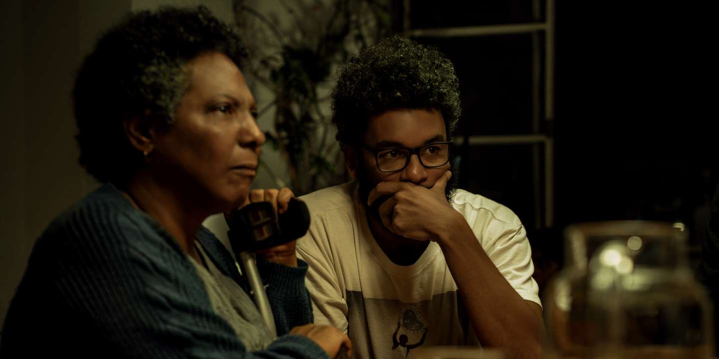 A actriz e o realizador numa foto de rodagem, em Belo Horizonte: “Eu tenho uma intimidade muito grande com aquele lugar”, conta Rejane