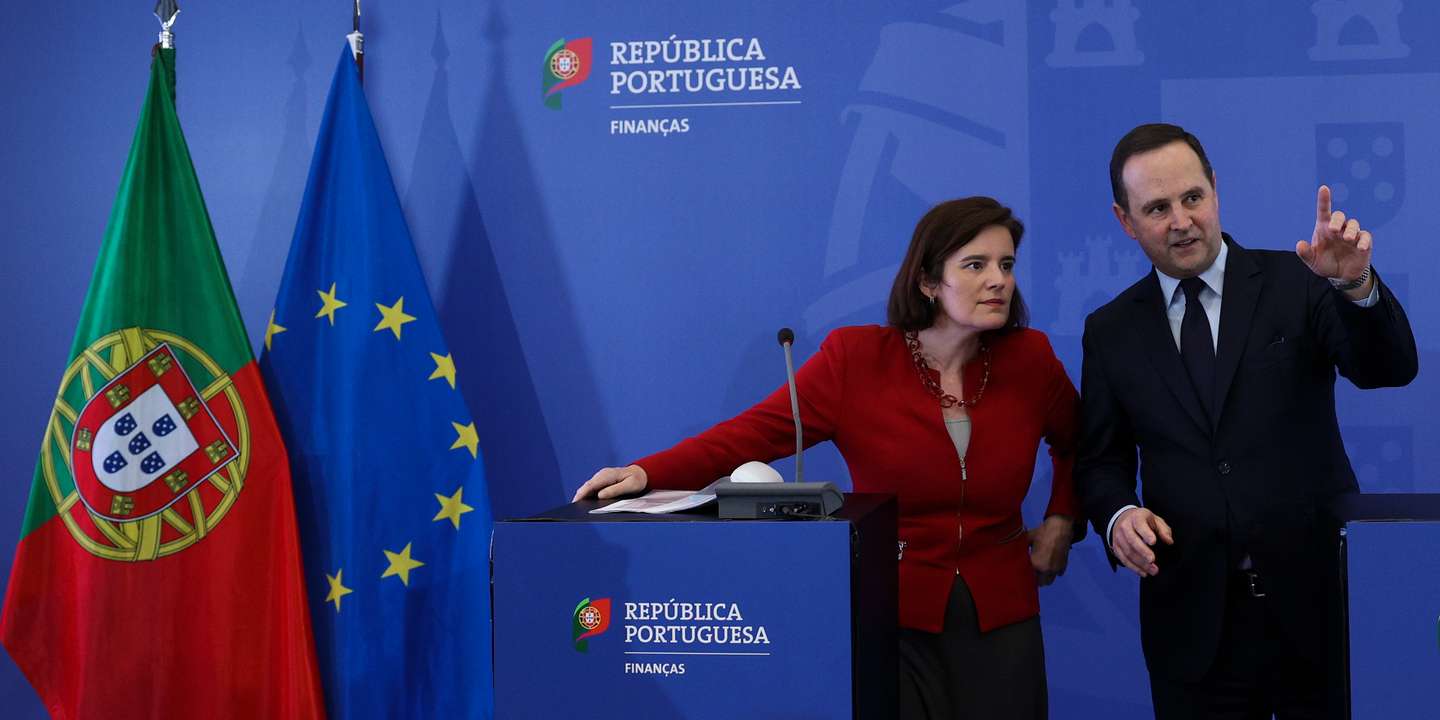 O ministro das Finanças, Fernando Medina (D), ladeado pela ministra de Estado e da Presidência, Mariana Vieira da Silva (E), durante a conferência de imprensa para apresentação das novas medidas do Governo para mitigar o aumento do custo de vida, no Ministério das Finanças, em Lisboa, 24 de março de 2023.