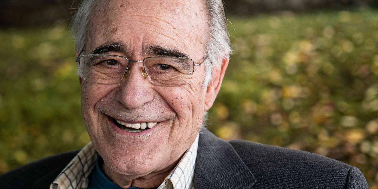 "Gostava de dançar, mas agora as pernas já não obedecem, a não ser com uma música lenta, um bom tango, ao lado de uma rapariga que tenha força para me agarrar", dizia-nos Mário Zambujal, na altura desta conversa com 84 anos