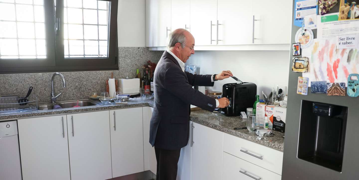 Luís Marques Mendes a tirar o seu terceiro café na cozinha de sua casa