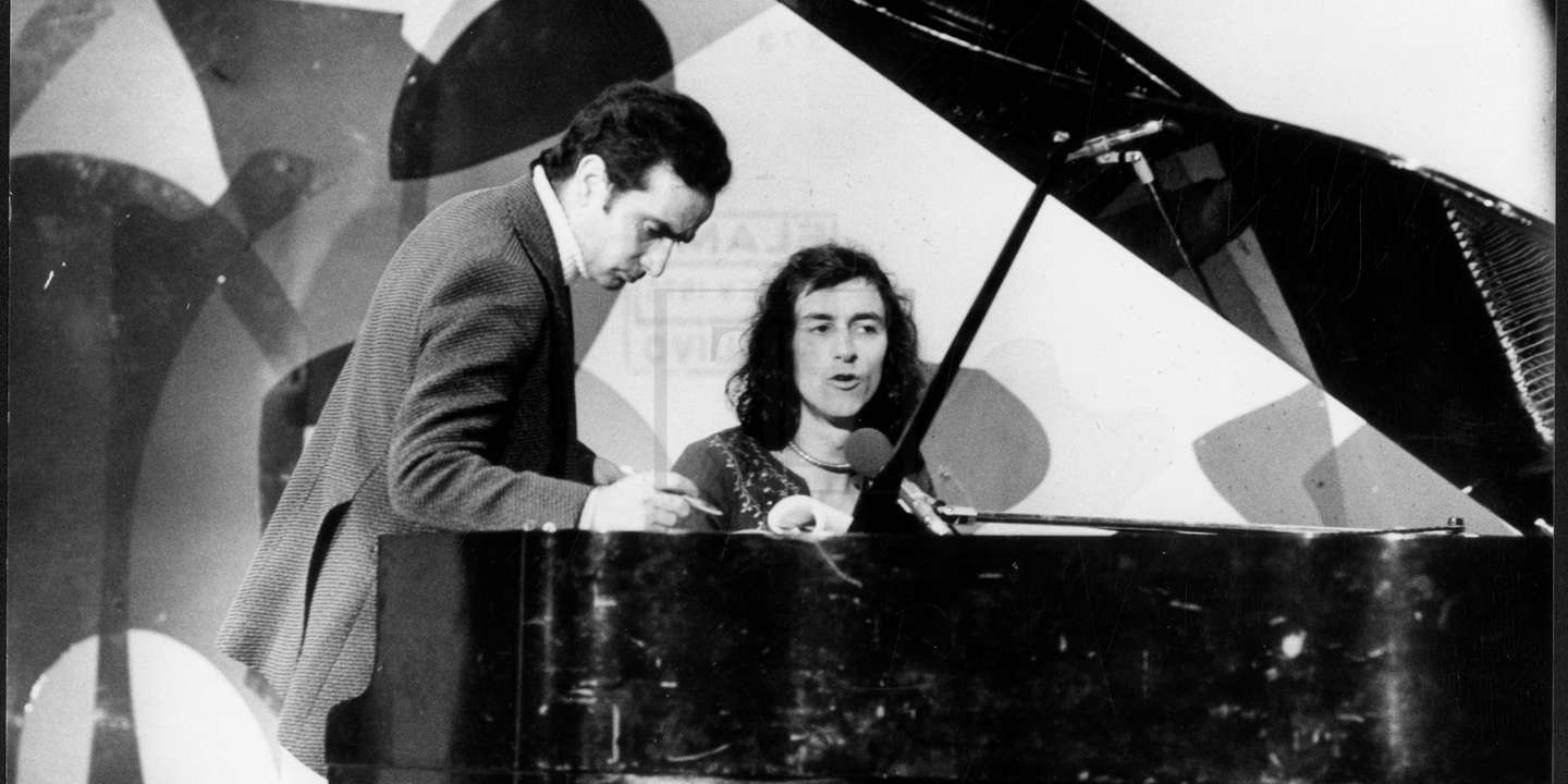 Jorge Palma (sentado) nos ensaios do 12.º Festival da Canção em 1975