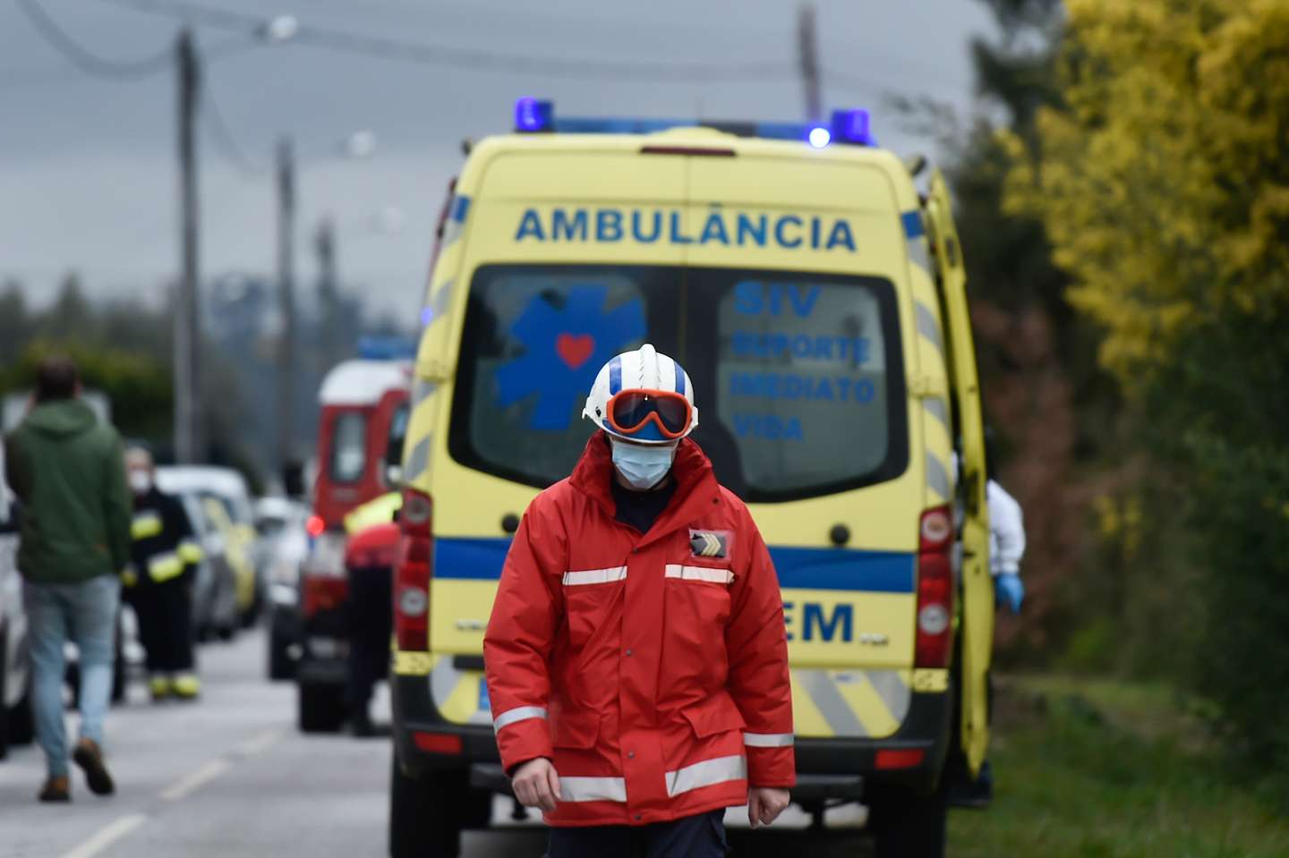 Bombeiros no local onde ocorreu um incêndio esta tarde numa casa em Vale de Madeiros, no concelho de Nelas, seguido de explosões, e que provocou vários feridos, Viseu, 16 de fevereiro de 2022. NUNO ANDRÉ FERREIRA/LUSA