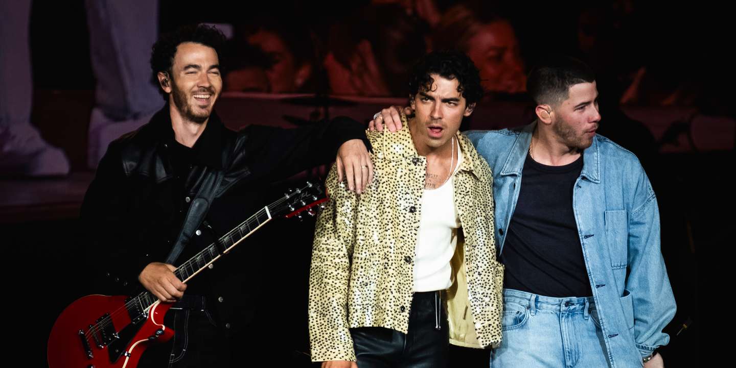 Popstars profissionais, os irmãos Jonas — que deram um dos concertos de horário mais tardio da sua carreira, segundo os próprios — atraíram milhares de fãs entusiasmados para a frente de palco, tocaram canções dos seus percursos artísticos a solo, fizeram versões de temas seguros
