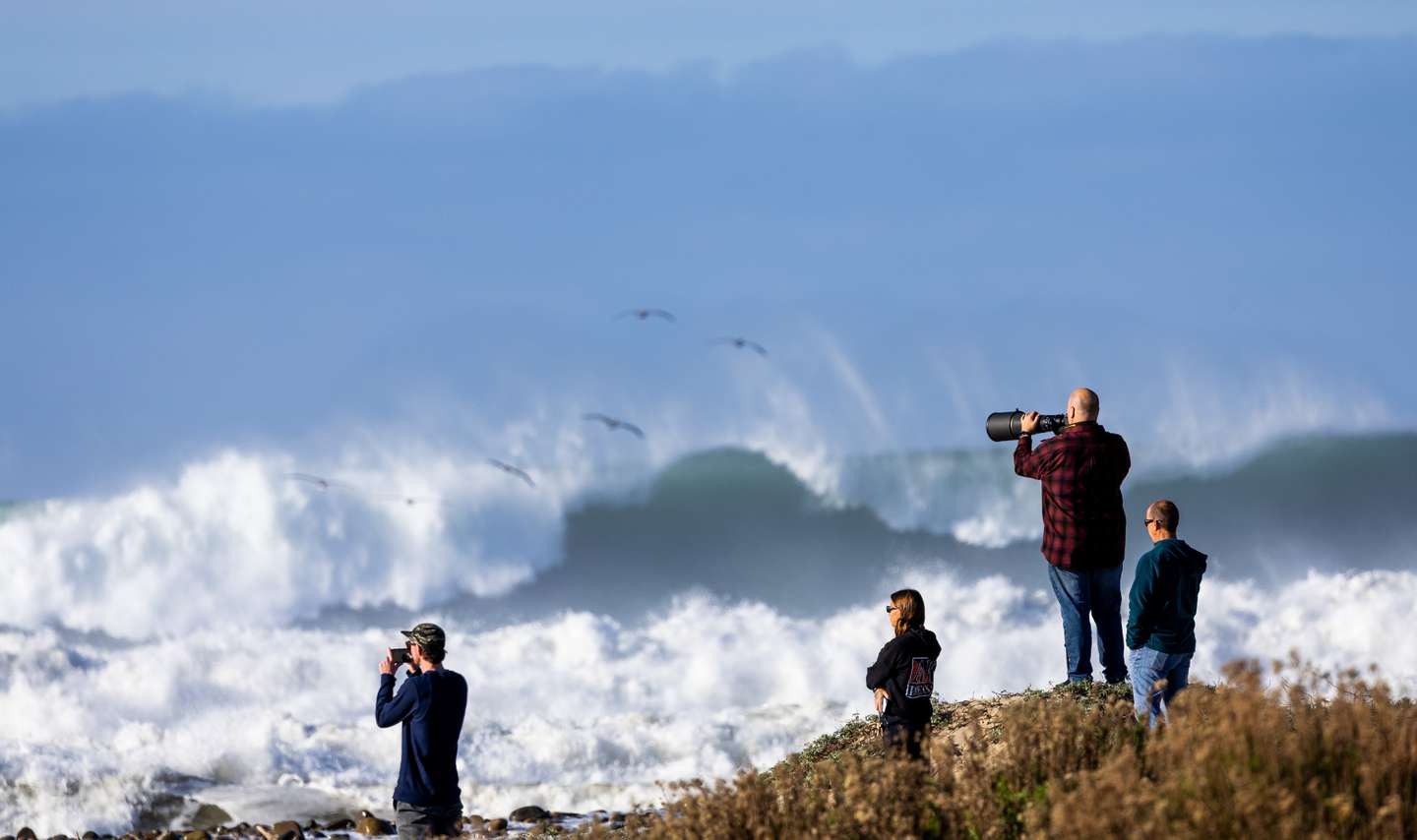 Em Ventura, um condado a noroeste de Los Angeles, a sul de Santa Barbara, as ondas carregadas de detritos, invadiram ruas