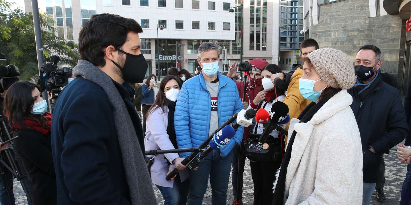 João Ferreira numa ação frente a um centro comercial de Lisboa, este domingo.