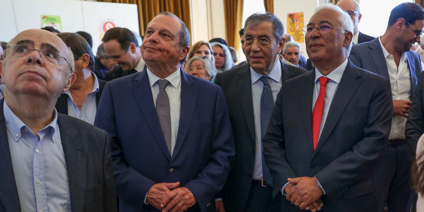 Costa visitou os jazigos de vários fundadores e esteve na exposição dos cartazes do PS