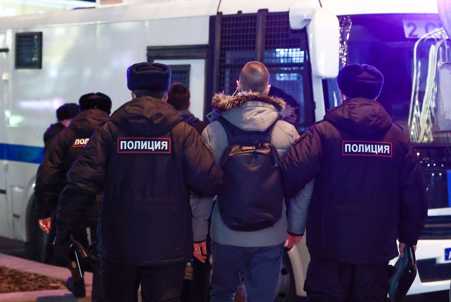Manifestantes contra a invasão russa da Ucrânia são detidos pela polícia da Rússia, em Moscovo