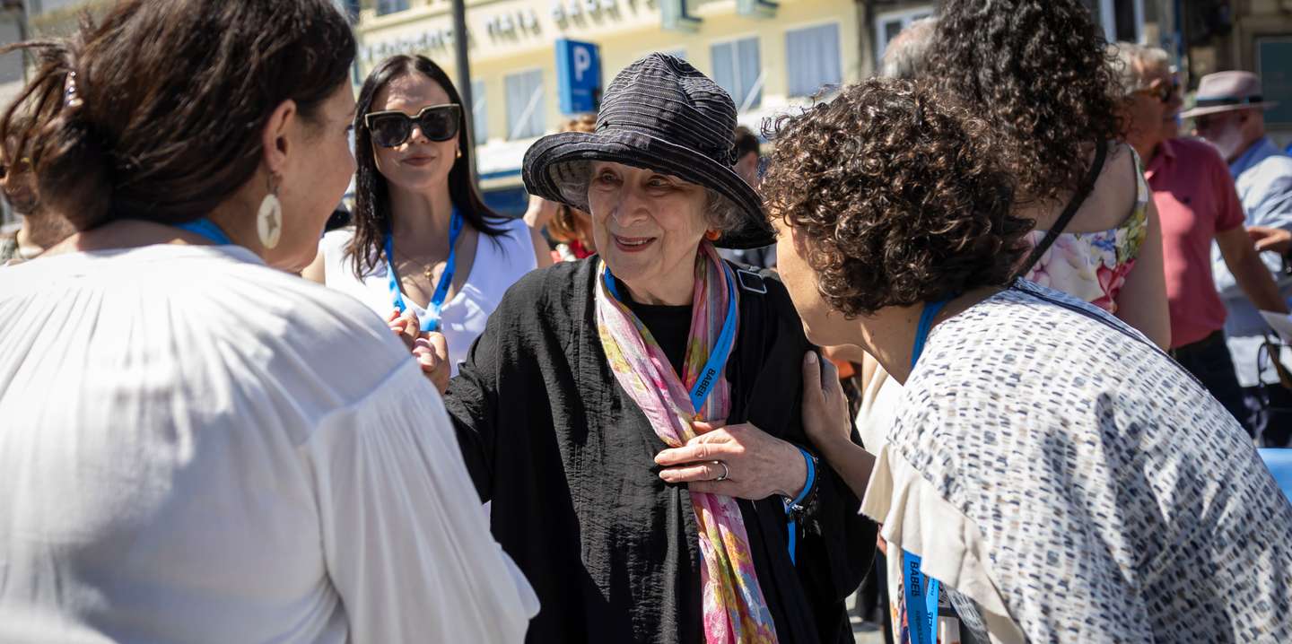 Margaret Atwood cumprimenta fãs que a aguardam, à chegada ao festival Babell, este sábado, no Porto