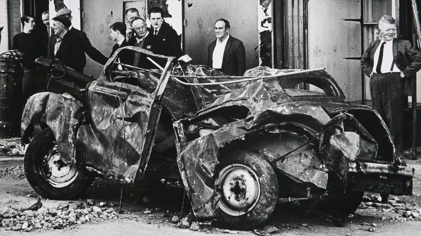 GBR, Northern Ireland, Londonderry: Street battle in Londonderry. A car disturbed by a molotov cocktail