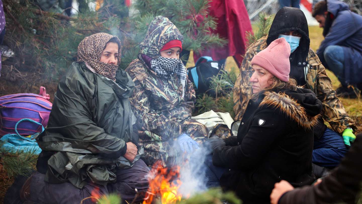 Migrantes encaminhados na fronteira Bielorrússia com a Polónia