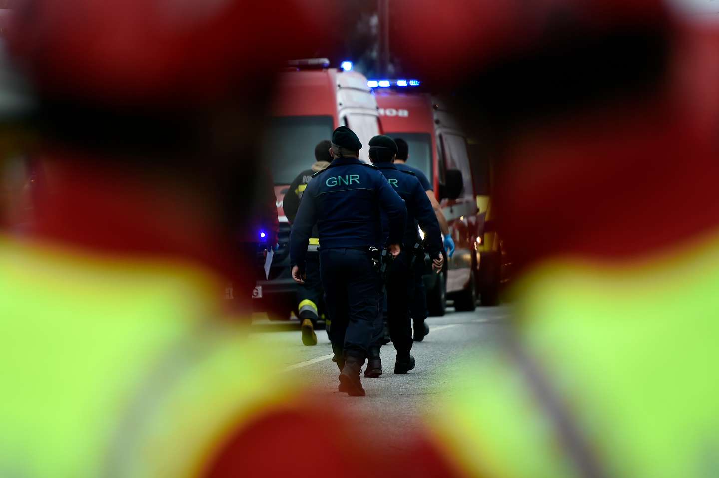 Bombeiros no local onde ocorreu um incêndio esta tarde numa casa em Vale de Madeiros, no concelho de Nelas, seguido de explosões, e que provocou vários feridos, Viseu, 16 de fevereiro de 2022. NUNO ANDRÉ FERREIRA/LUSA