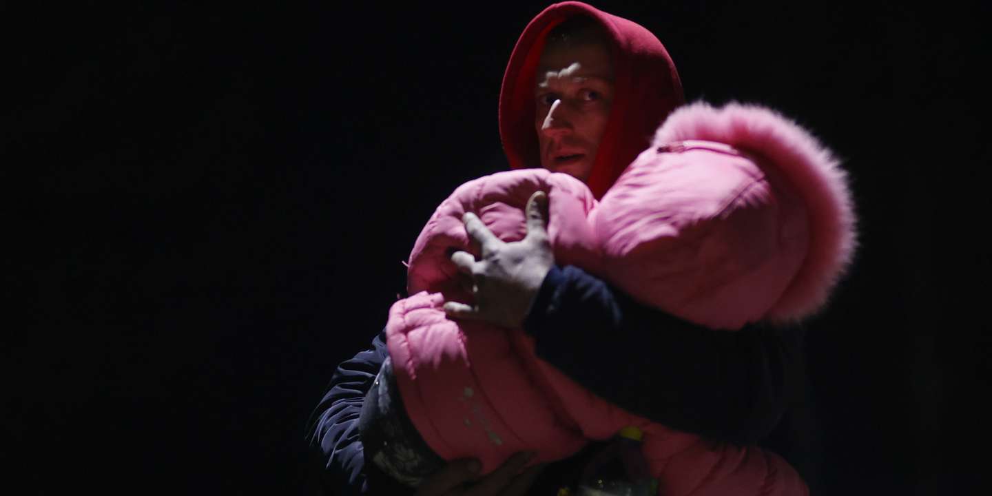 Ukrainians leave to Poland due to Russian bombing