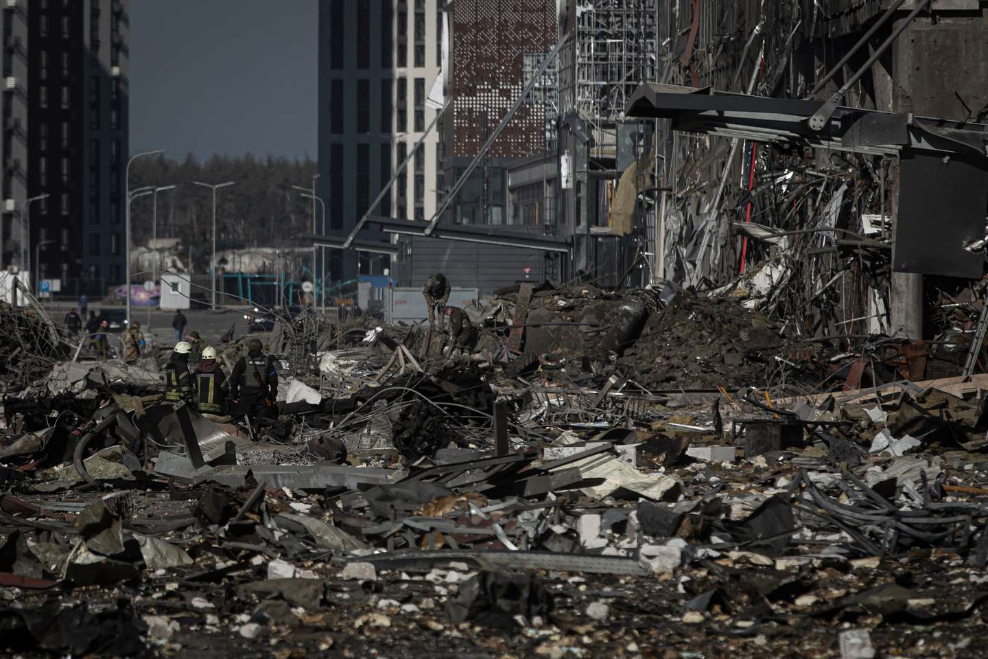 Reportagem num centro comercial que foi bombardeado a poucos quilómetros do centro da cidade que é capital da Ucrânia. Estão confirmados oito mortos. A Rússia, a mando do seu presidente, Vladimir Putin, invadiu a Ucrânia no passado dia 24 de fevereiro de 2022. Kiev, Kyiv, Ucrânia, 21 de março de 2022. JOÃO PORFÍRIO/OBSERVADOR