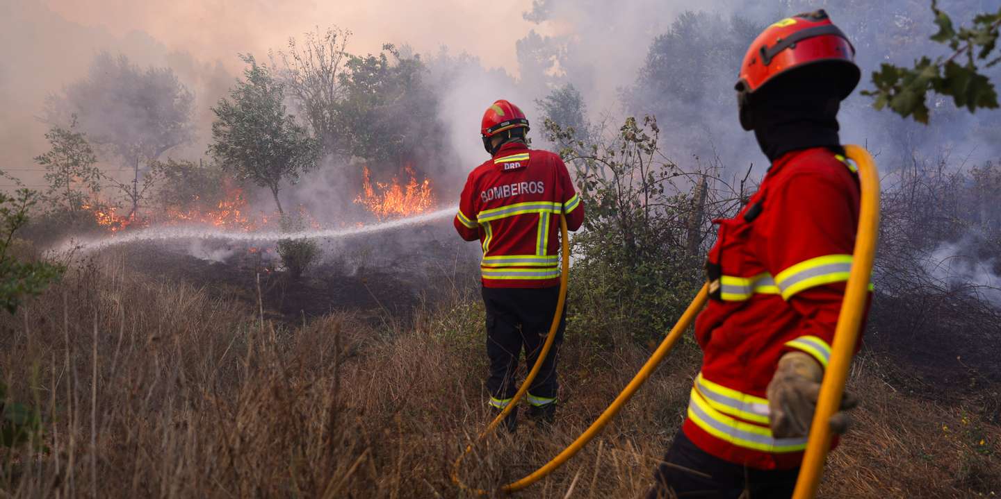 Três bombeiros da corporação de Oliveirinha perderam a vida no combate aos incêndios, esta segunda-feira.