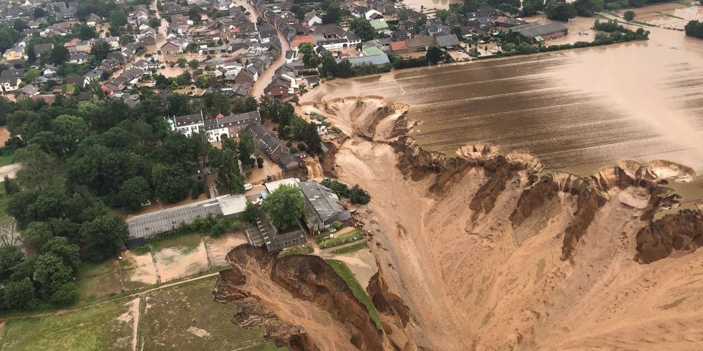 Na cidade Erftstadt, houve um deslizamento de terras que arrastou casas