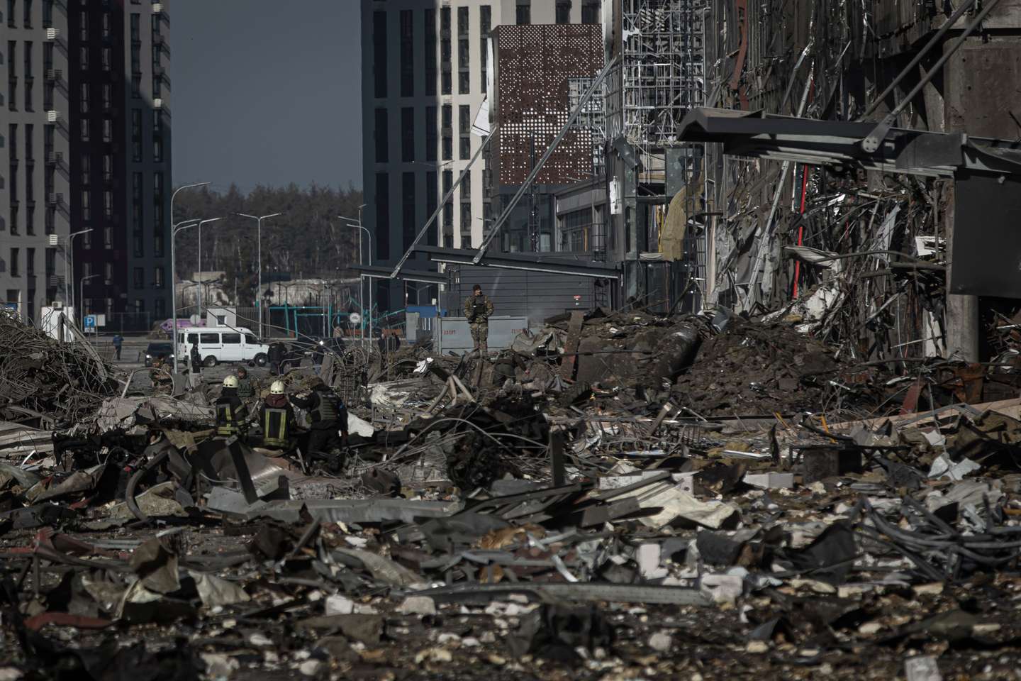 Reportagem num centro comercial que foi bombardeado a poucos quilómetros do centro da cidade que é capital da Ucrânia. Estão confirmados oito mortos. A Rússia, a mando do seu presidente, Vladimir Putin, invadiu a Ucrânia no passado dia 24 de fevereiro de 2022. Kiev, Kyiv, Ucrânia, 21 de março de 2022. JOÃO PORFÍRIO/OBSERVADOR