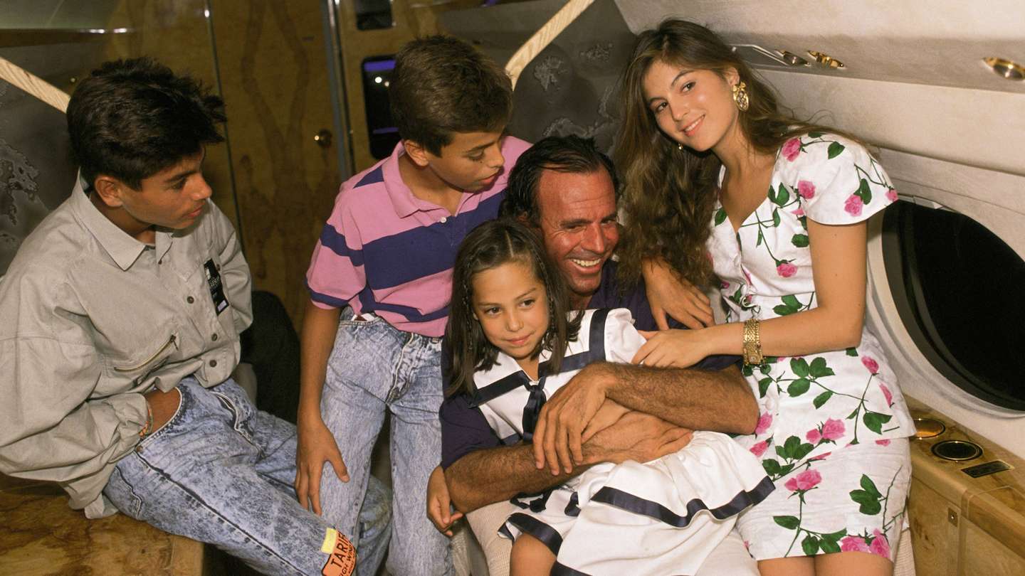 Julio Iglesias next to his children and Tamara Falcó From left to right: Julio José Iglesias, Enrique Iglesias, Julio Iglesias, Tamara Falcó and Chabeli Iglesias